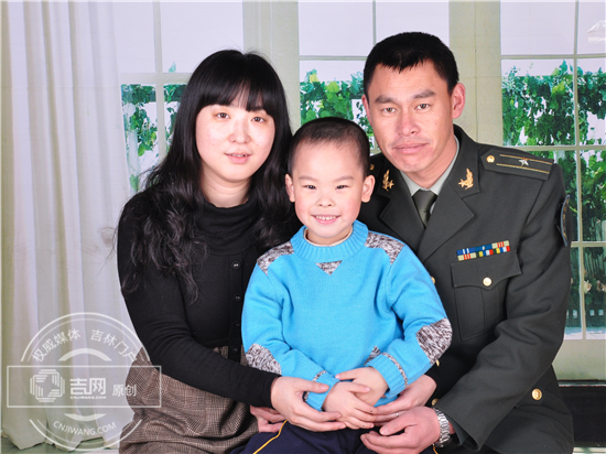2011年1月23日，张春艳与丈夫冯贵孩子冯钰淇的全家福.JPG