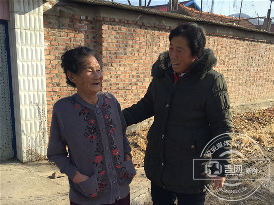 郝秀兰和邻居的朝鲜族阿迈唠家常，谁家有个大事小情的都愿意来来找她商量，她也很热心的帮忙.JPG