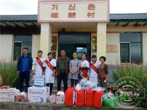 许晓靓为受灾的歧新村捐赠了2万余元的救灾物资