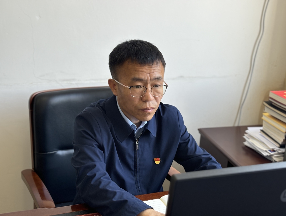 3.宫金明 工作照.jpg