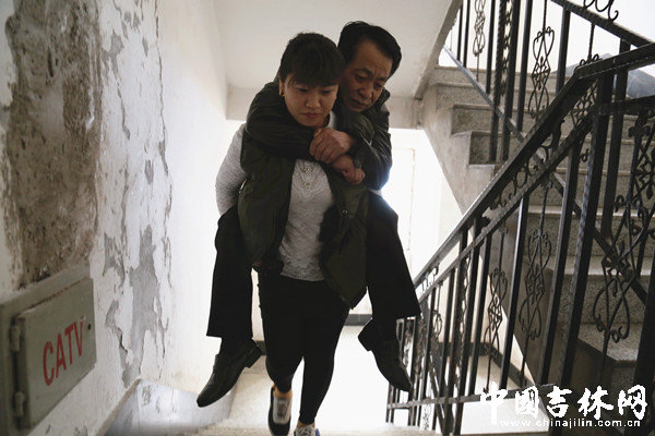 金香兰背着公公上楼 金鑫 摄.jpg