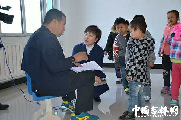 王利军为贫困儿童买鞋、买书包.jpg 王利军为贫困儿童买鞋、买书包.jpg