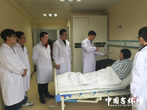 张院长带领全体医生查房.JPG