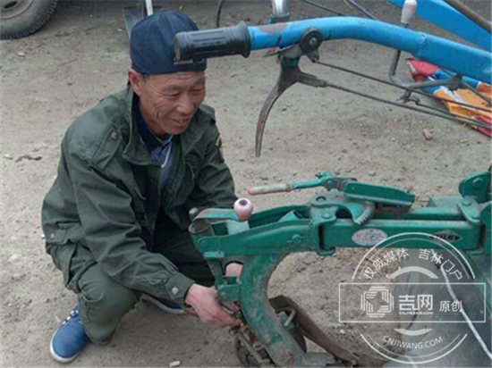 张德军在帮助宋显峰修理农机.jpg