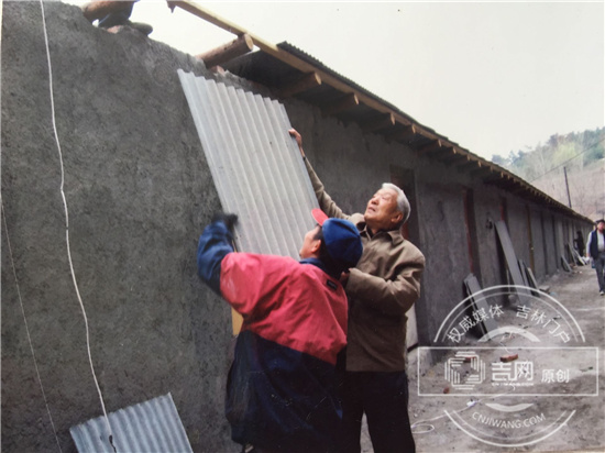 扶贫  给建兔子房.jpg