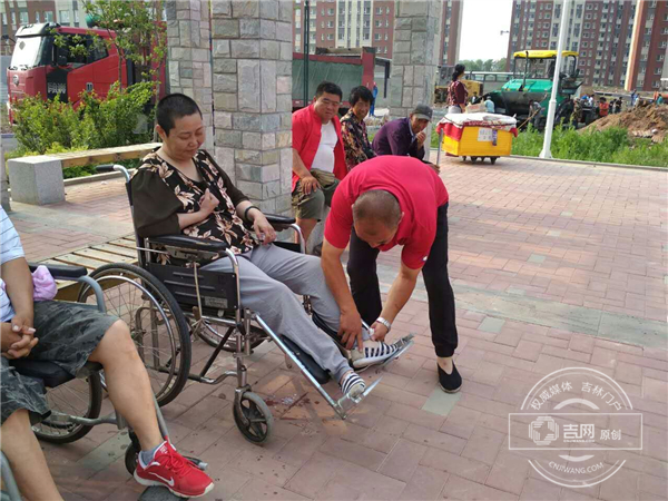 迟春革照顾妻子生活照片.jpg