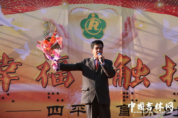 陈君参加活动唱歌现场.JPG