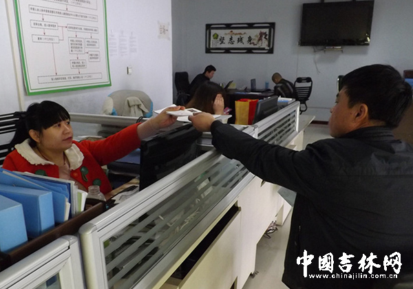工作照在中心办理业务.jpg