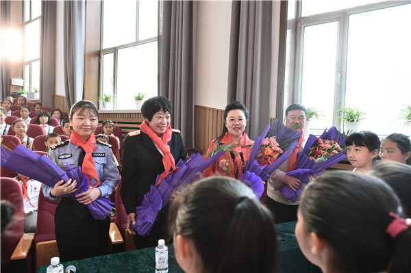 小学生为吉林好人献花