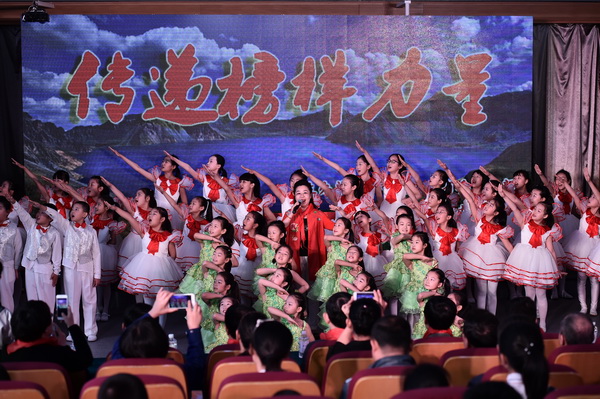 姜晓波和小学生共同演唱歌曲